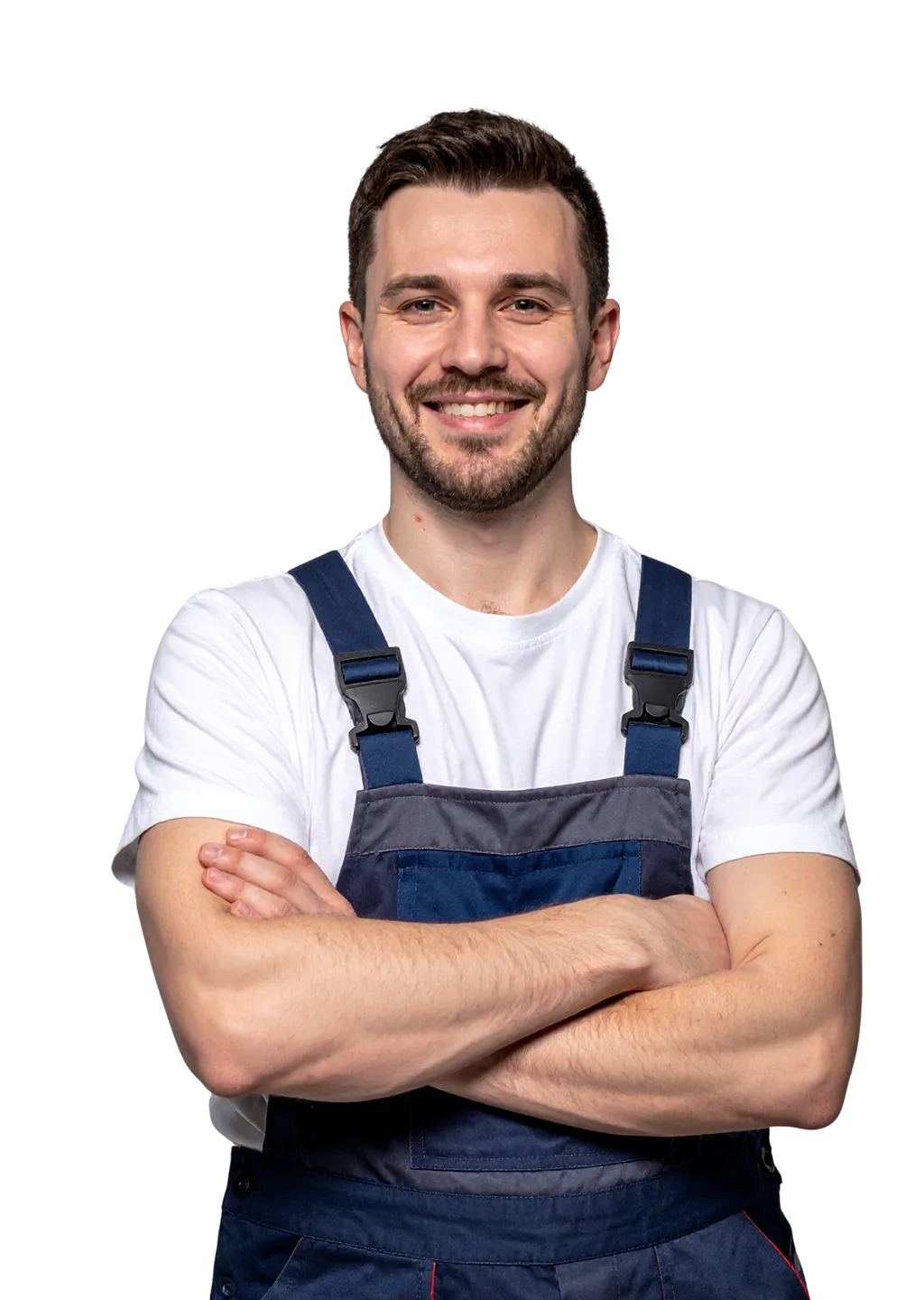 Ein junger Mann schaut mit einem sympathischen Lächeln und verschränkten Armen in die Kamera und trägt dabei typische Arbeitskleidung in der Elektrotechnik