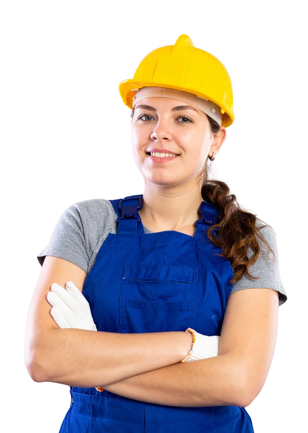 Eine junge Frau schaut mit einem sympathischen Lächeln und verschränkten Armen in die Kamera und trägt dabei typische Arbeitskleidung in der Elektrotechnik