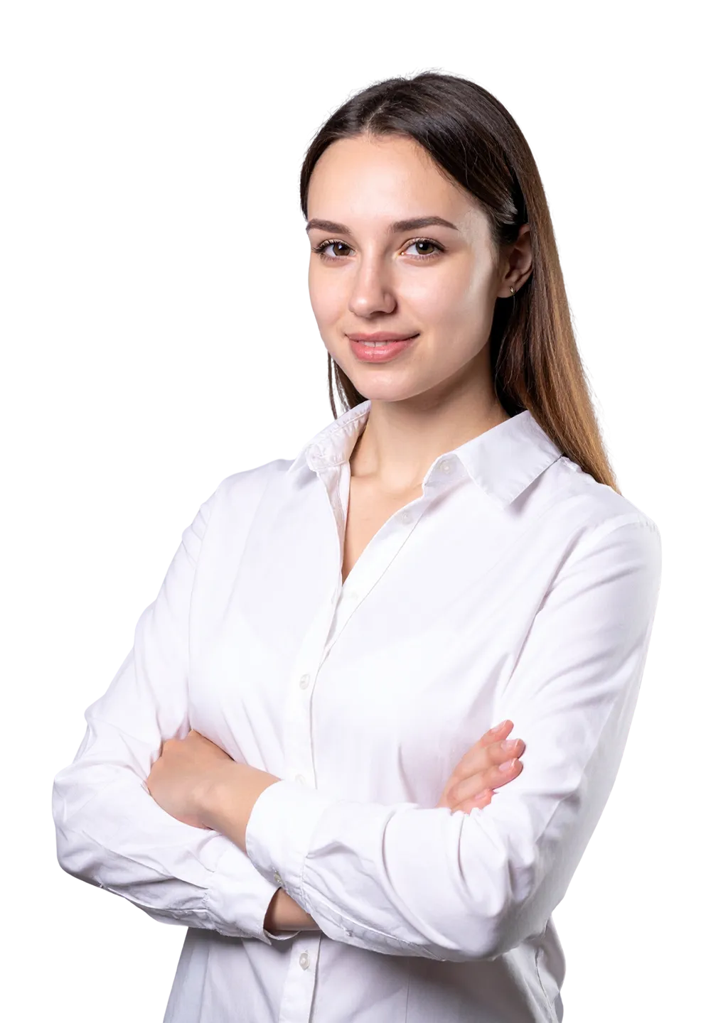 Eine junge Kauffrau mit dunklen langen Haaren schaut mit einem selbstbewussten Lächeln und verschränkten Armen in die Kamera und trägt dabei eine weiße Bluse