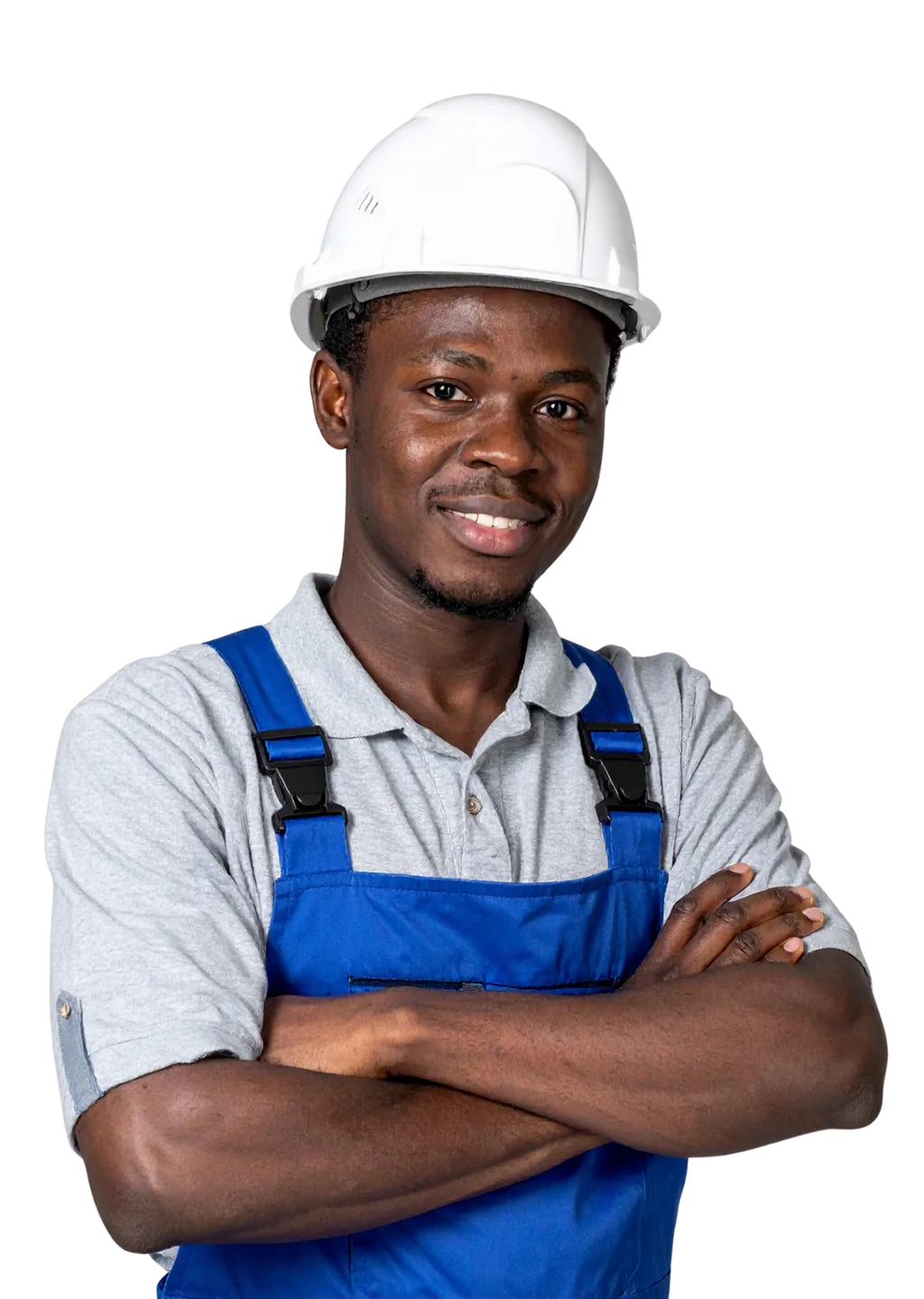 Ein junger Auszubildender schaut mit einem sympathischen Lächeln und verschränkten Armen in die Kamera und trägt dabei typische Arbeitskleidung in der Elektrotechnik