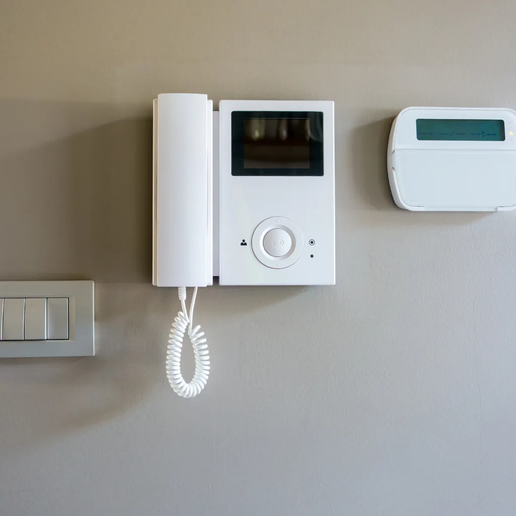 Eine weiße Sprachanlage mit einem Telefonhörer für eine Eingangstür